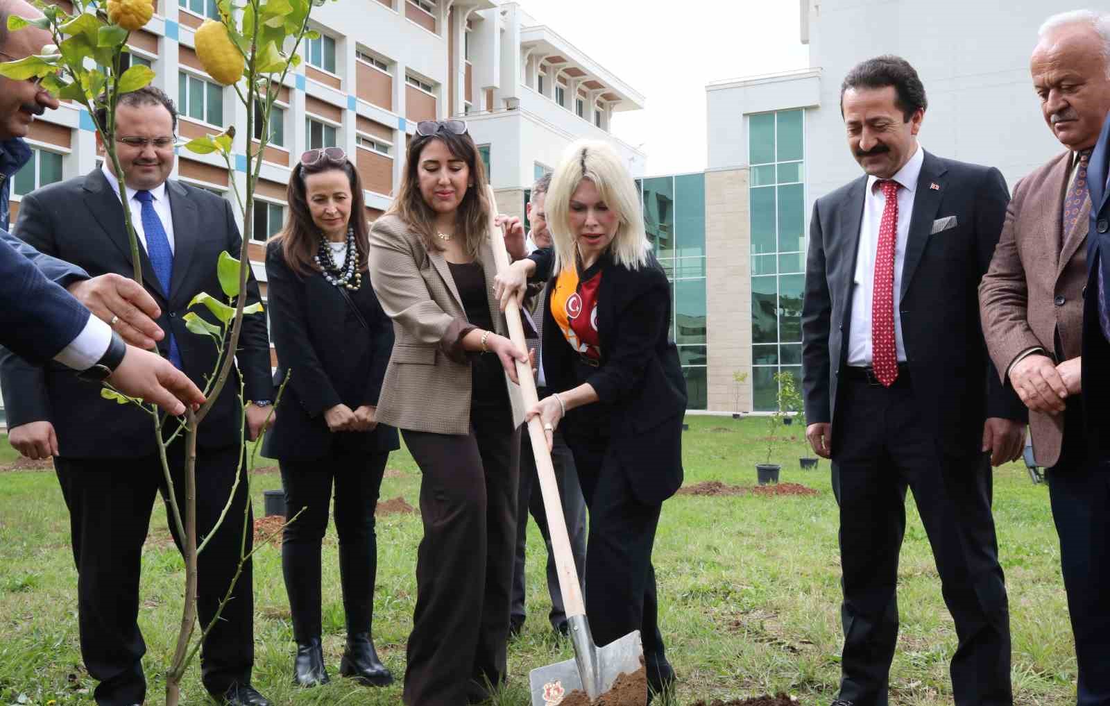 A&Uuml; Rekt&ouml;r&uuml; Prof. Dr. &Ouml;zkan, ağa&ccedil; dikimine Galatasaray formasıyla gelip, Fenerbah&ccedil;e&rsquo;ye başarı diledi
