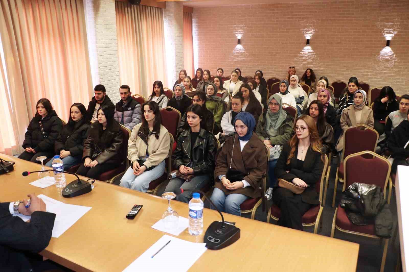 Giresun &Uuml;niversitesi&rsquo;nde &ouml;ğrenciler meslek temsilcileriyle buluşuyor
