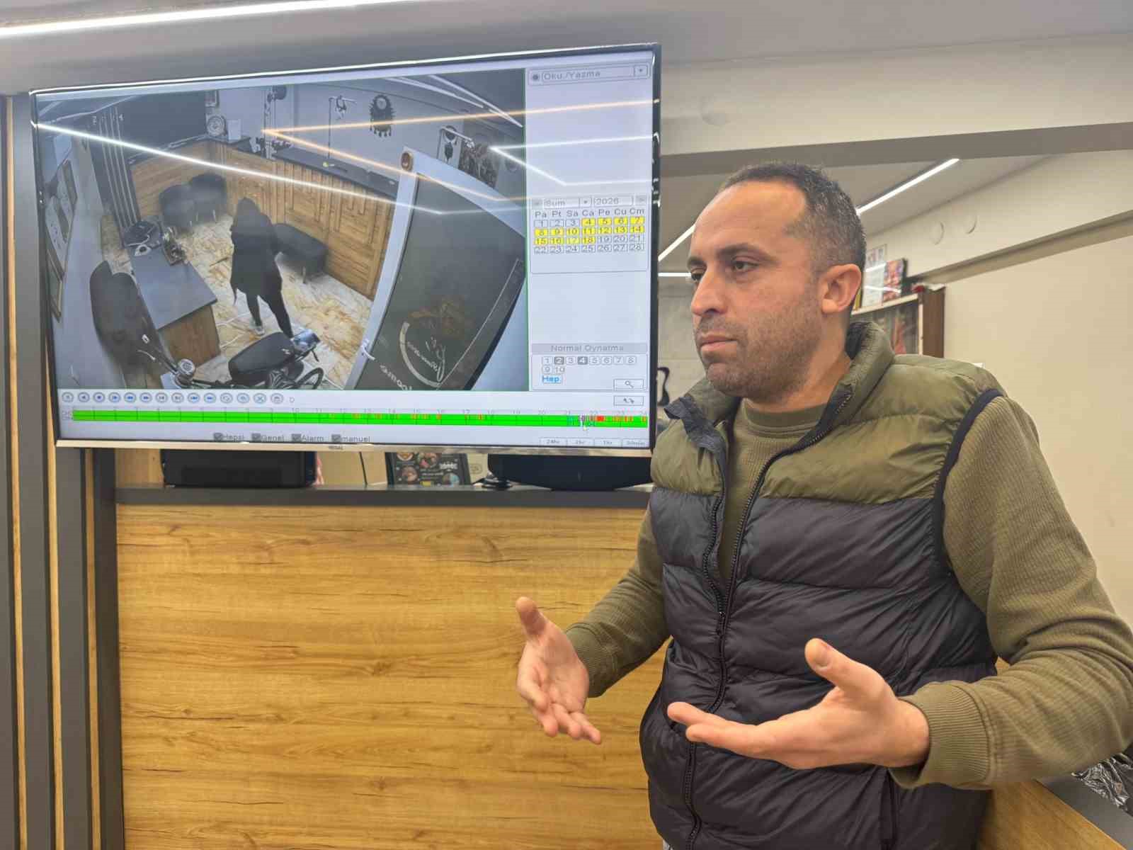 Kuyum at&ouml;lyesini su basan iş yeri sahibi G&ouml;za&ccedil;: "Belediye ge&ccedil;miş olsun bile demedi&rsquo;
