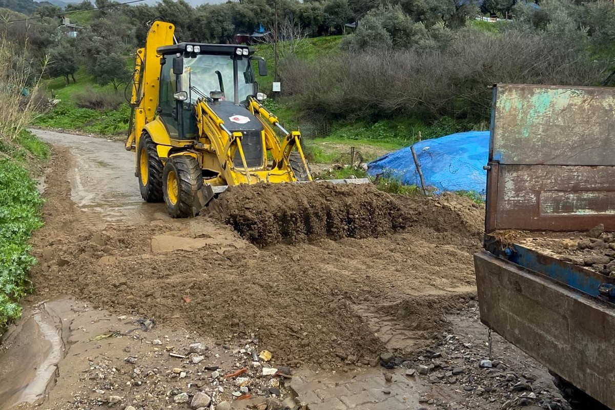 Efeler&rsquo;de kapanan yollar a&ccedil;ılıyor
