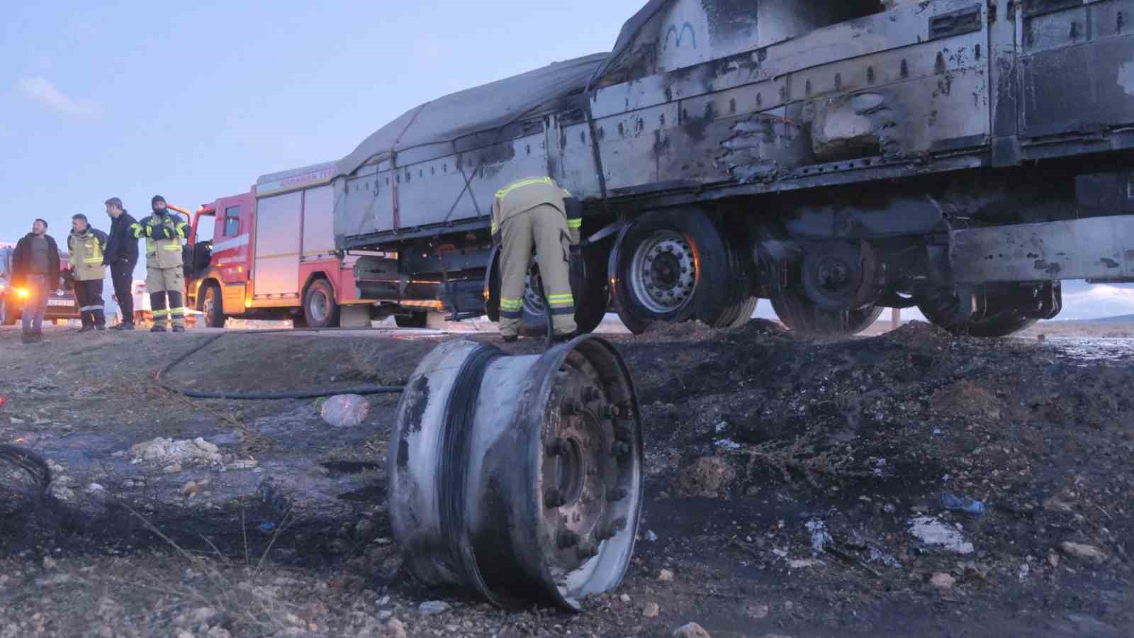 Dorsede çıkan yangın tırı sarmadan söndürüldü
