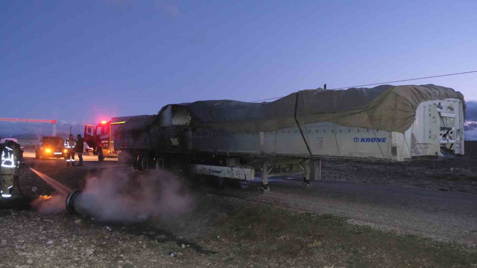 Dorsede &ccedil;ıkan yangın tırı sarmadan s&ouml;nd&uuml;r&uuml;ld&uuml;
