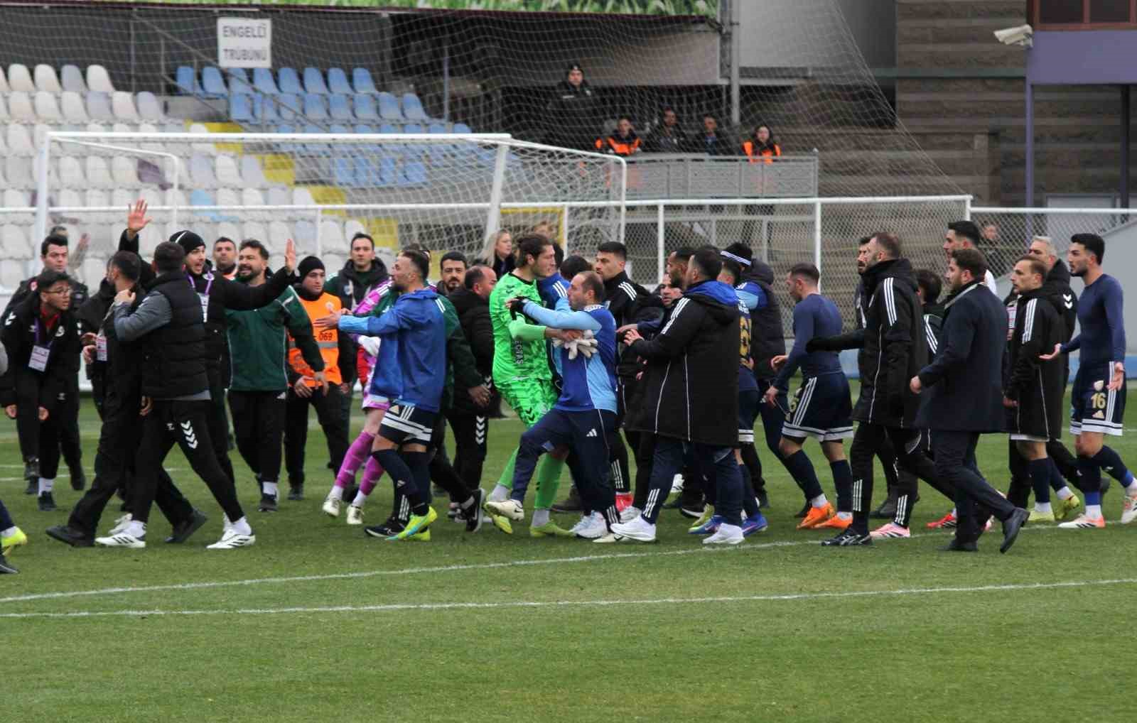 Ankara Ke&ccedil;i&ouml;reng&uuml;c&uuml; - Erzurumspor FK ma&ccedil;ında kavga &ccedil;ıktı

