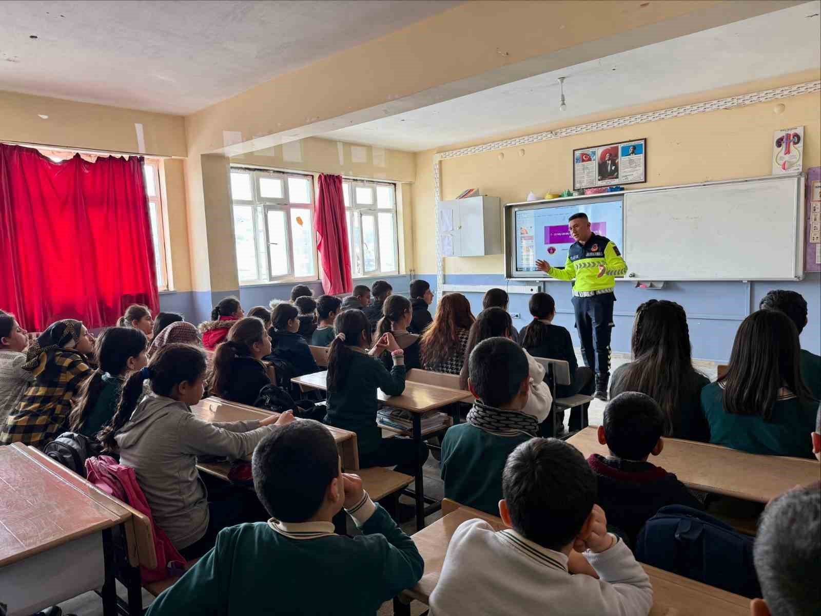 Muş&rsquo;ta &ouml;ğrencilere trafik eğitimi
