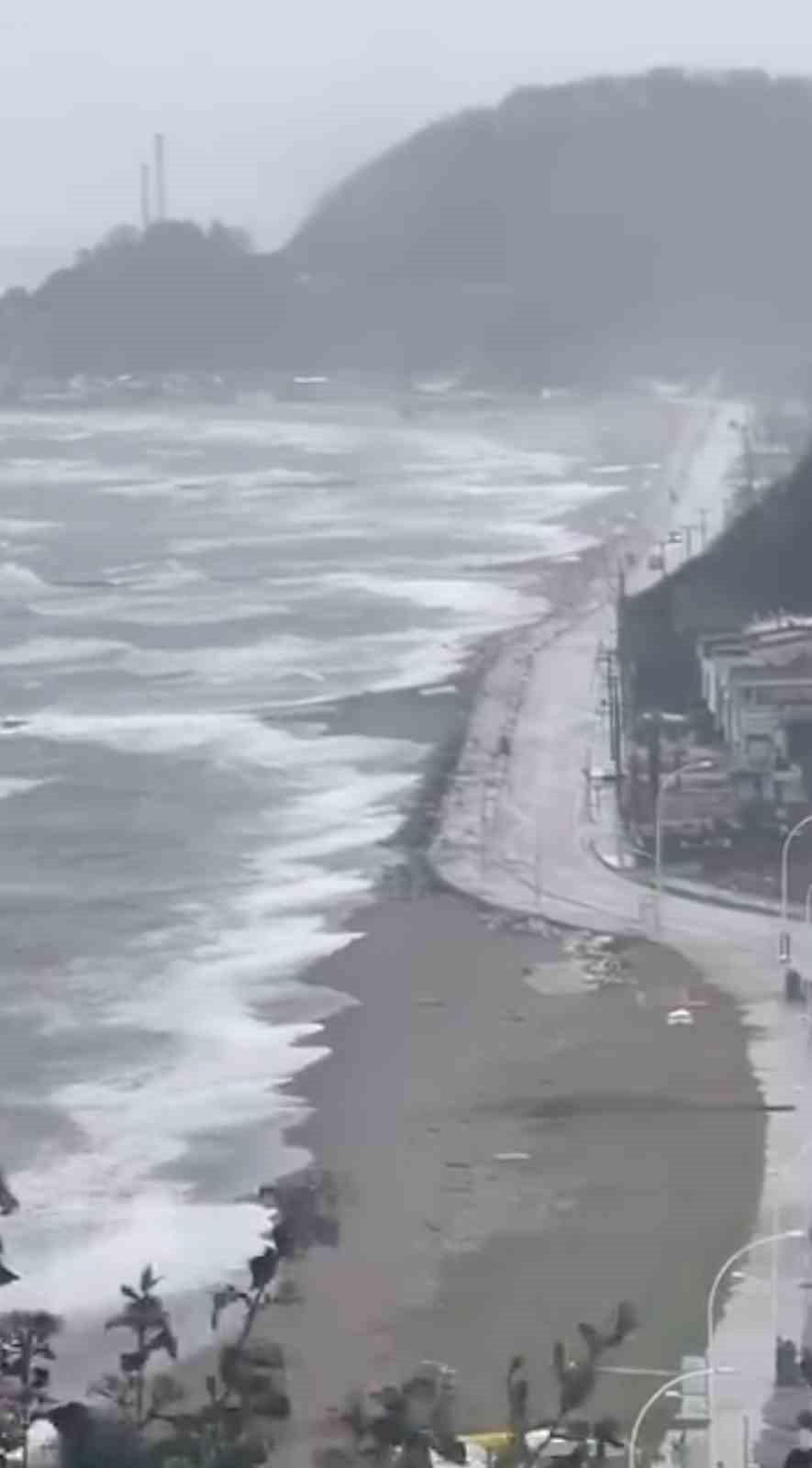 Karacabey&rsquo;de fırtına ve sağanak sonrası deniz taştı
