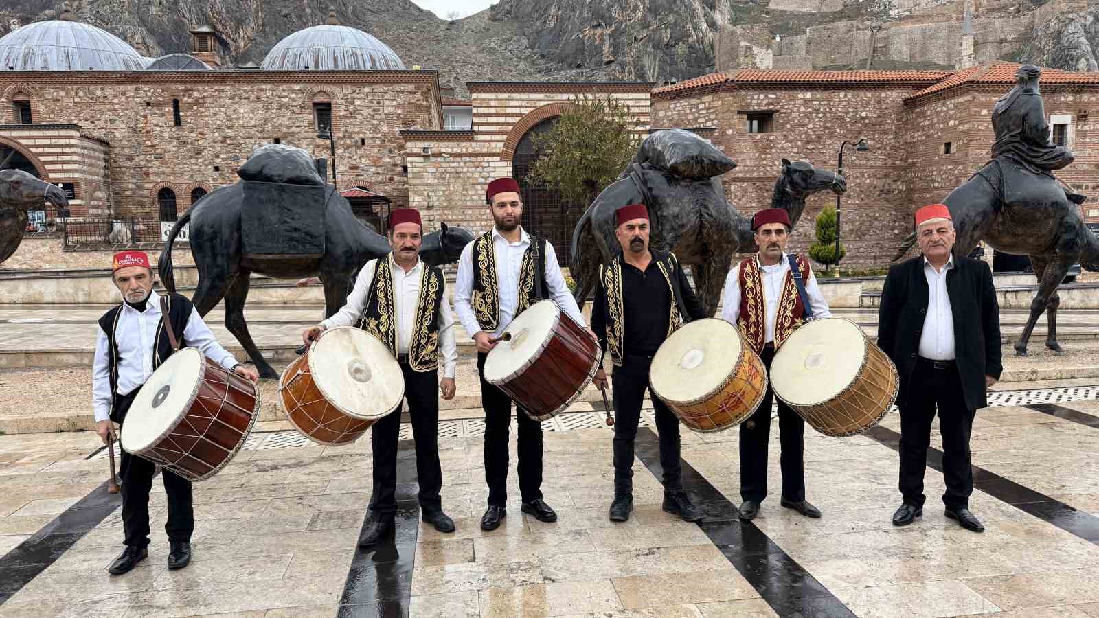 Tokat’ta Ramazan geleneği yaşatılıyor, 21 davulcu sahaya çıkıyor