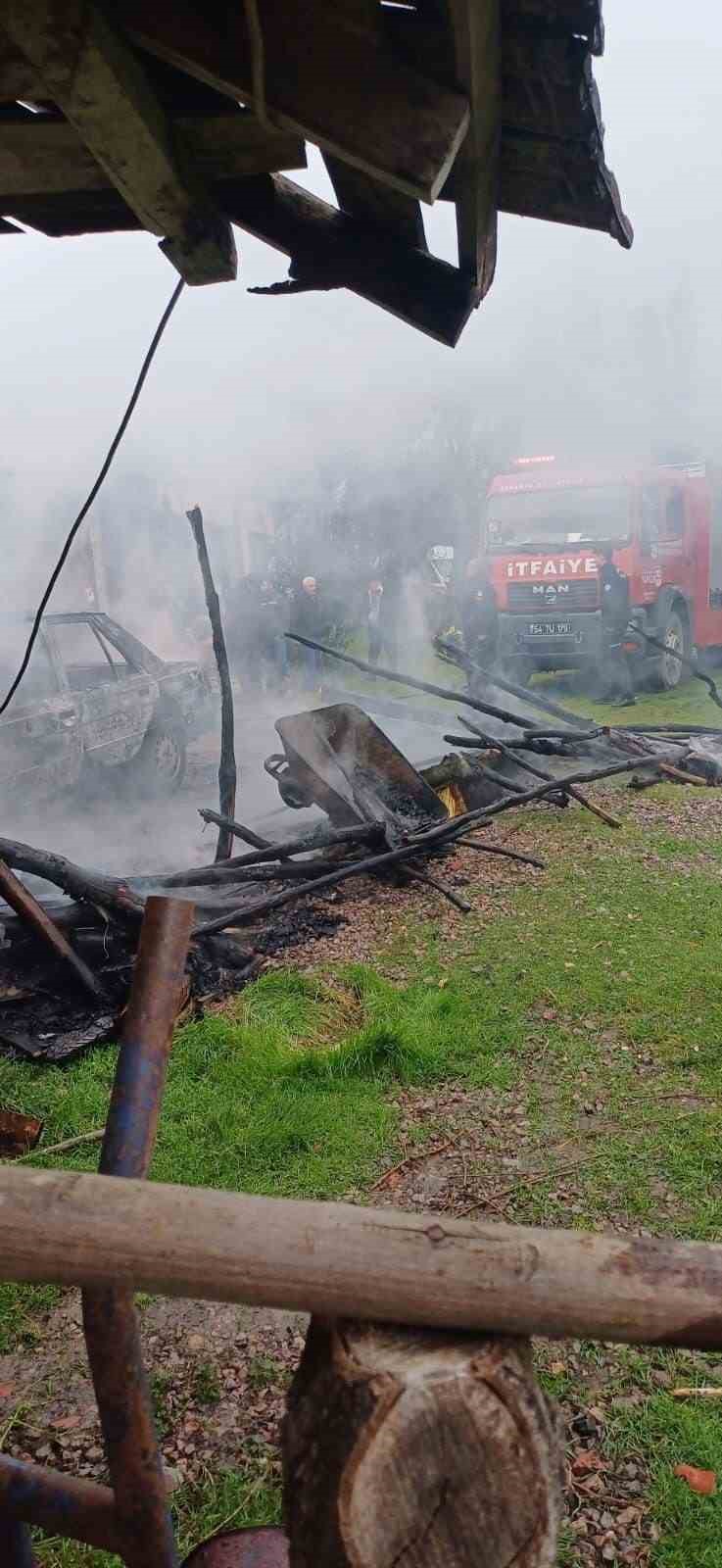 Park halindeki otomobilde &ccedil;ıkan yangın eve sı&ccedil;radı
