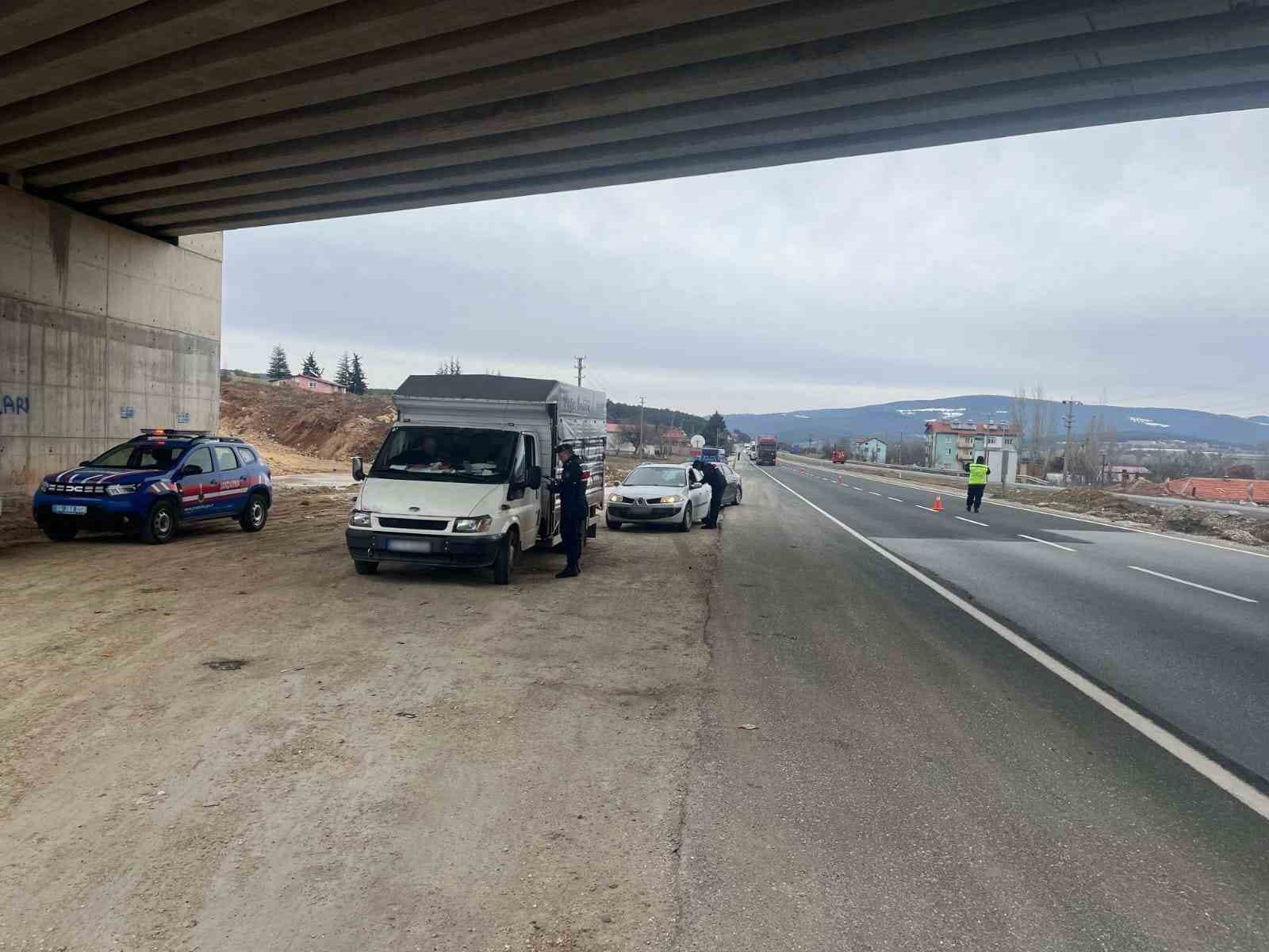Uşak&rsquo;ta d&uuml;zensiz g&ouml;&ccedil;le m&uuml;cadelede 351 g&ouml;&ccedil;men ve 114 ara&ccedil; denetlendi
