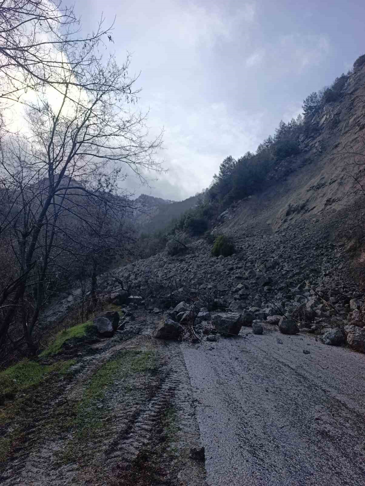Buldan&rsquo;da toprak kayması nedeniyle  bir mahalle yolu ulaşıma kapandı
