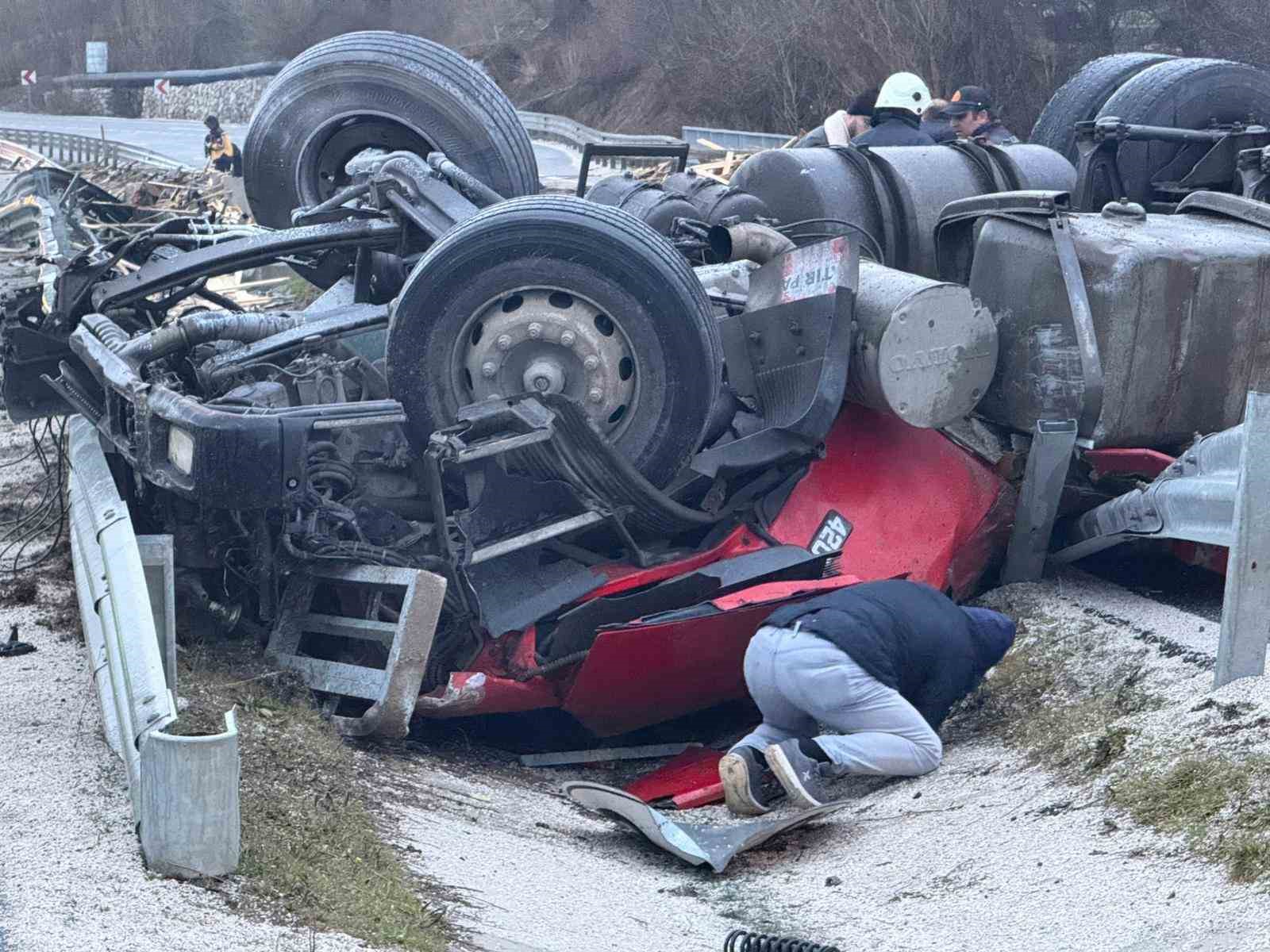 Devrilen tırın altında kalan sürücü hayatını kaybetti