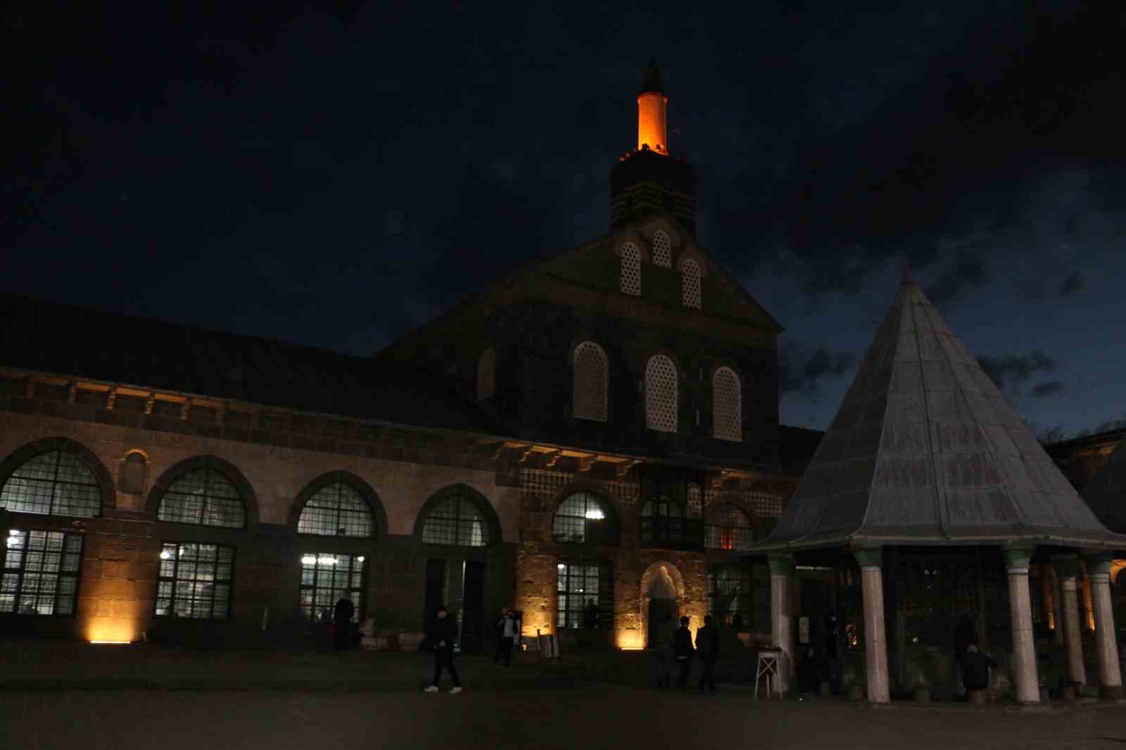 Diyarbakır’da Ramazan ayının ilk teravih namazı kılındı