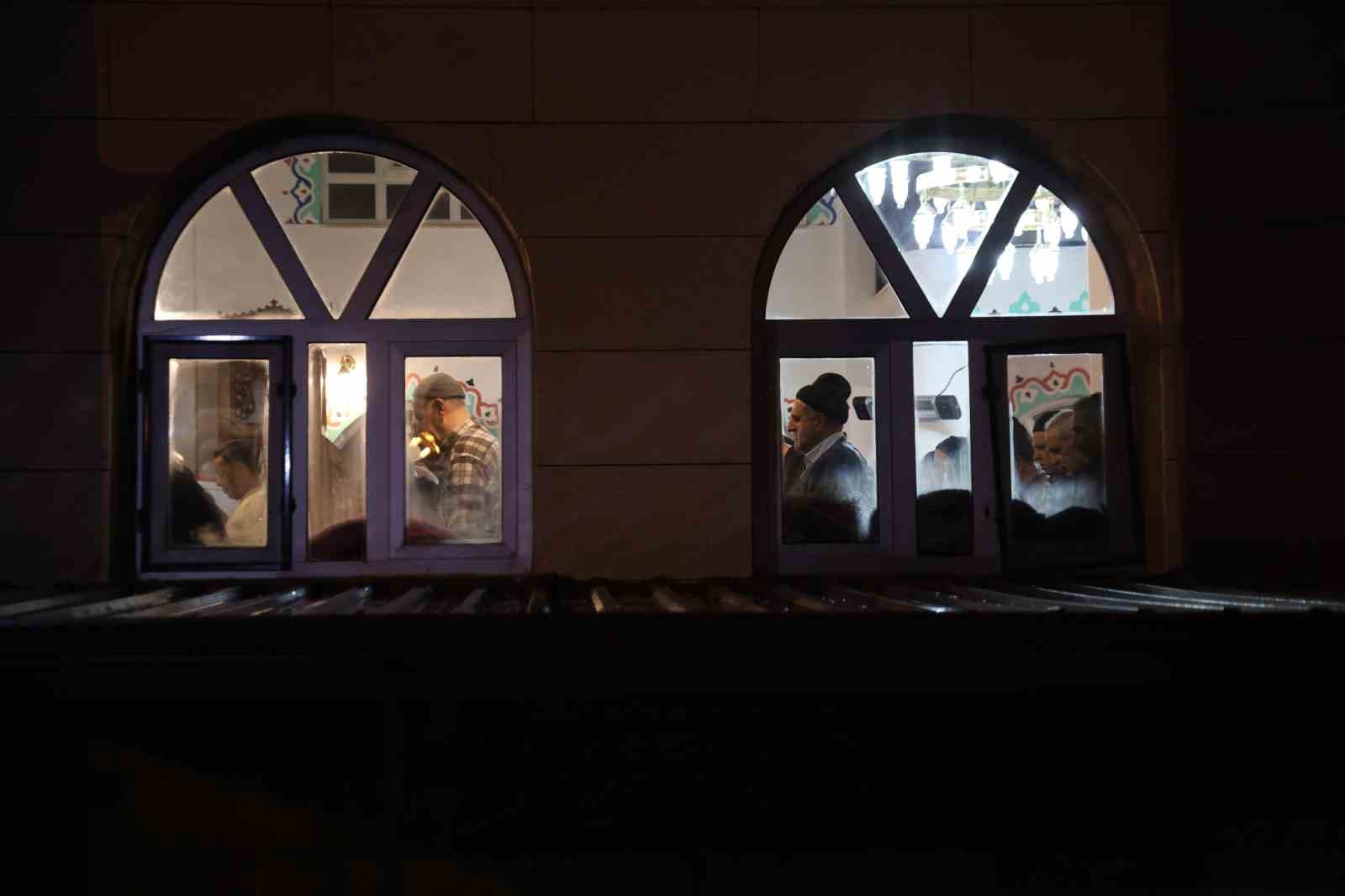 Elazığ’da Ramazan ayının ilk teravihinde camiler dolup taştı