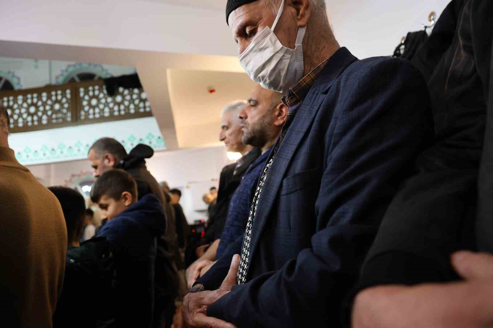 Elazığ&rsquo;da Ramazan ayının ilk teravihinde camiler dolup taştı
