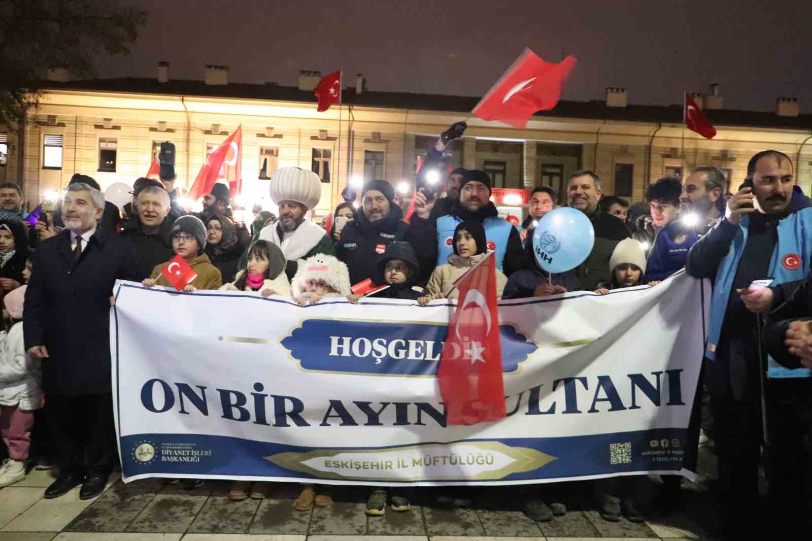 Minik ellerde fenerler, yüreklerde Ramazan sevinci