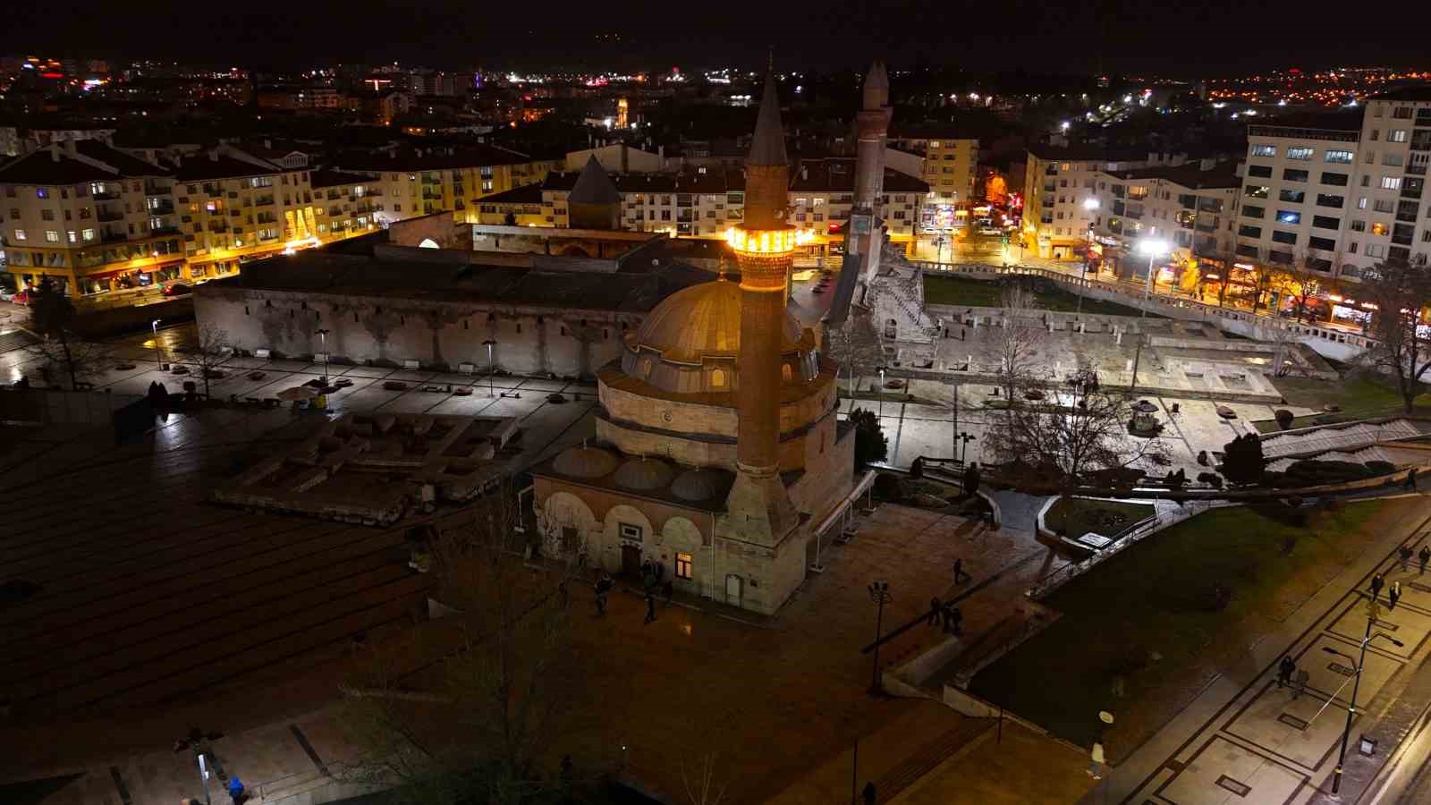 Beş asırdır hi&ccedil; terk edilmedi, Sivas&rsquo;ta t&uuml;m camilerde aynı nida yankılandı
