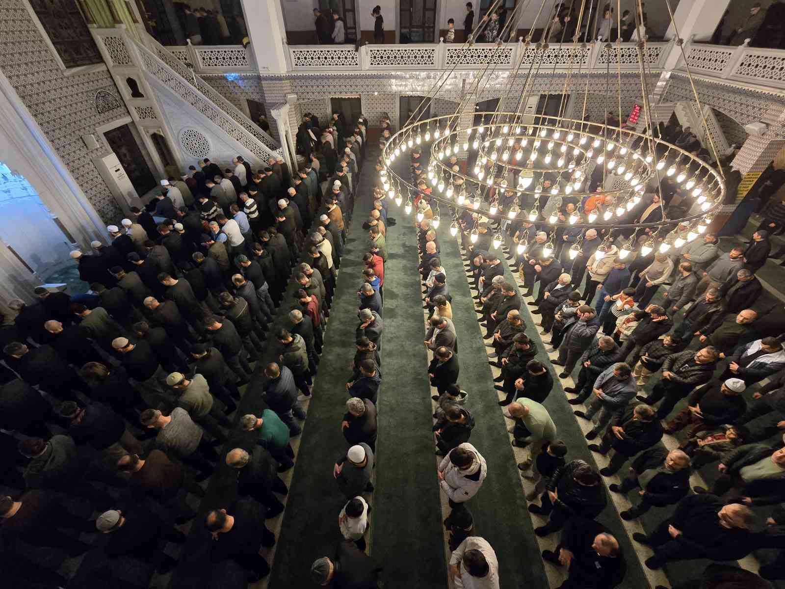 İlk teravihte vatandaşlar camiye akın etti