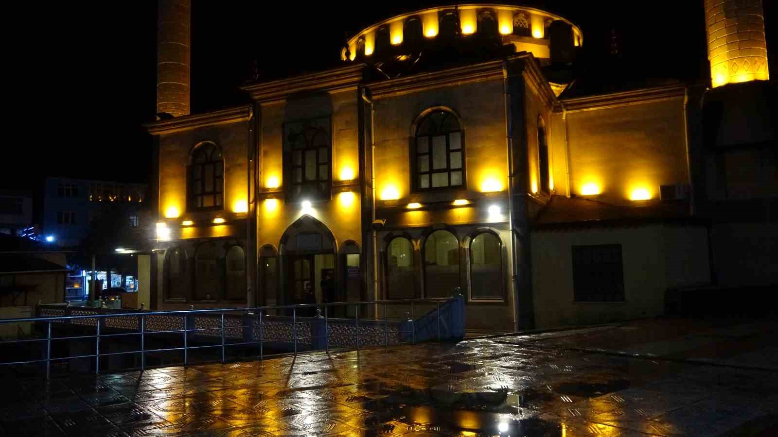 İlk teravihte vatandaşlar camiye akın etti
