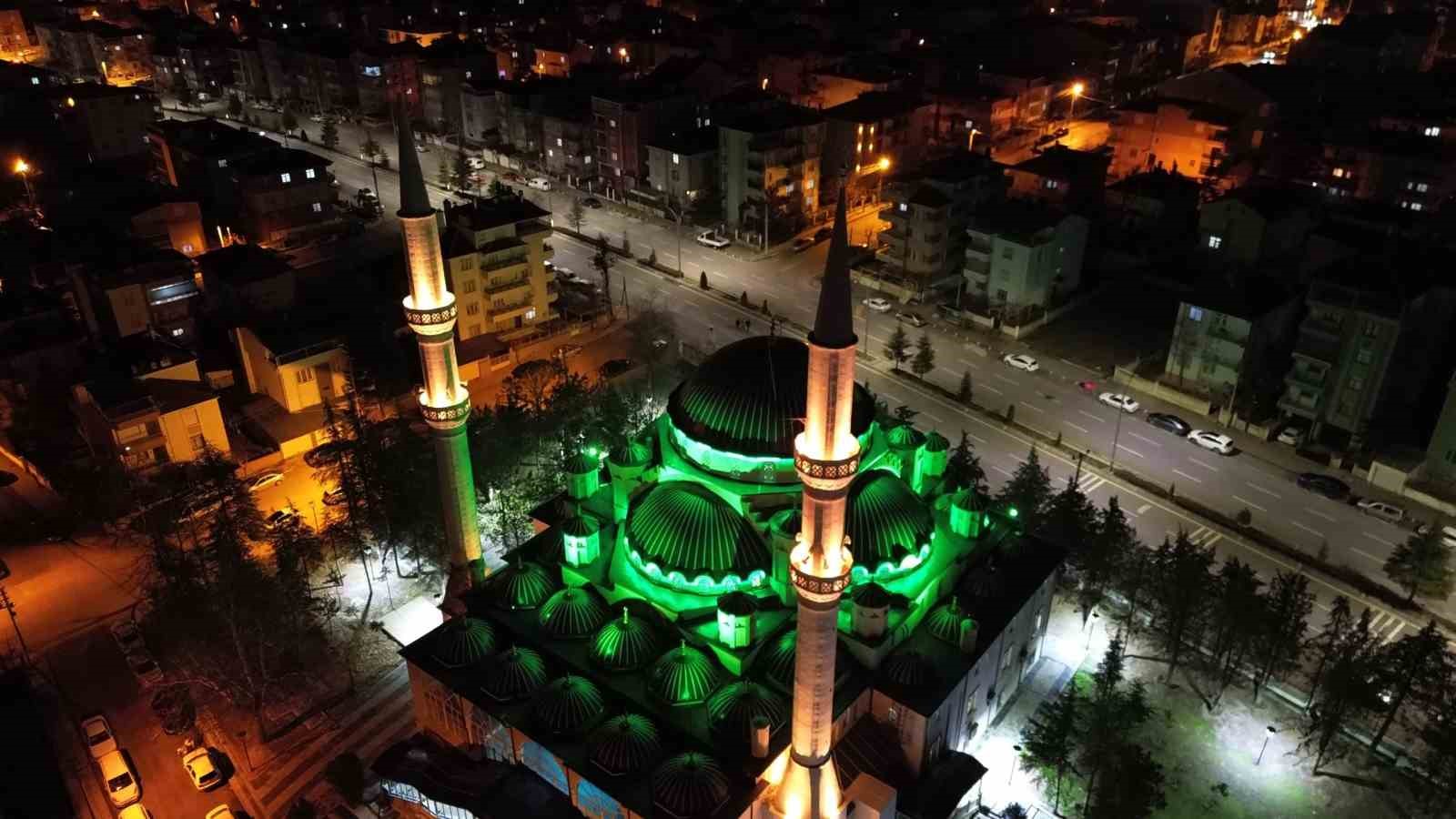 Karaman&rsquo;da ilk teravih namazında camiler doldu taştı
