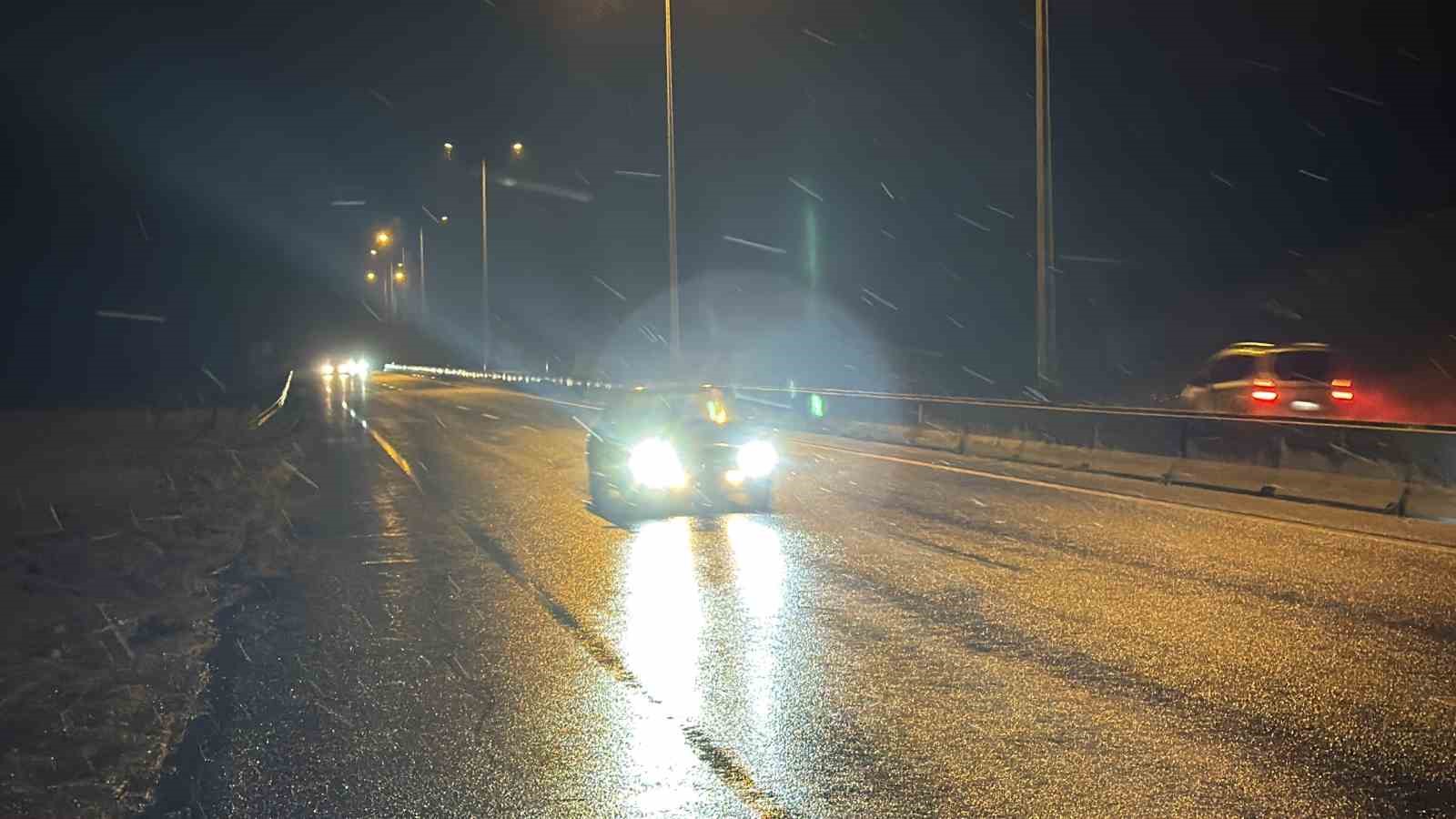 D&uuml;zce&rsquo;de kar yağışı başladı
