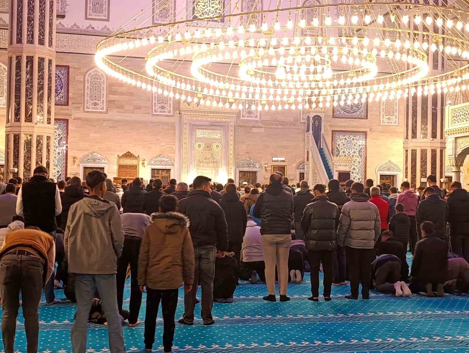 Kahramanmaraş&rsquo;ta ilk teravih namazı kılındı
