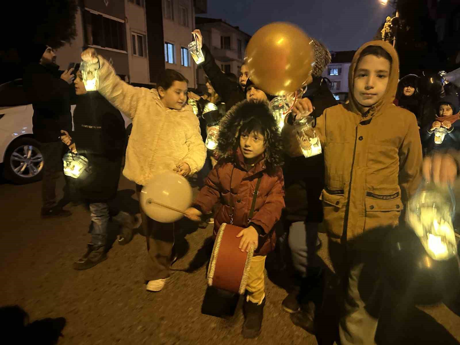 Çocuklar ellerinde fenerle ilk teravih namazı heyecanına ortak oldu