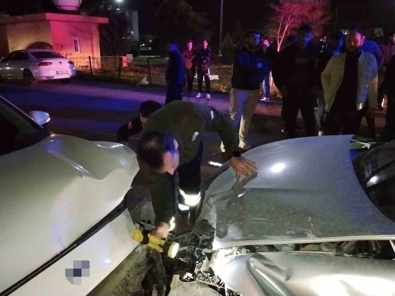 Mardin&rsquo;de iki otomobil &ccedil;arpıştı, 6 kişi yaralandı
