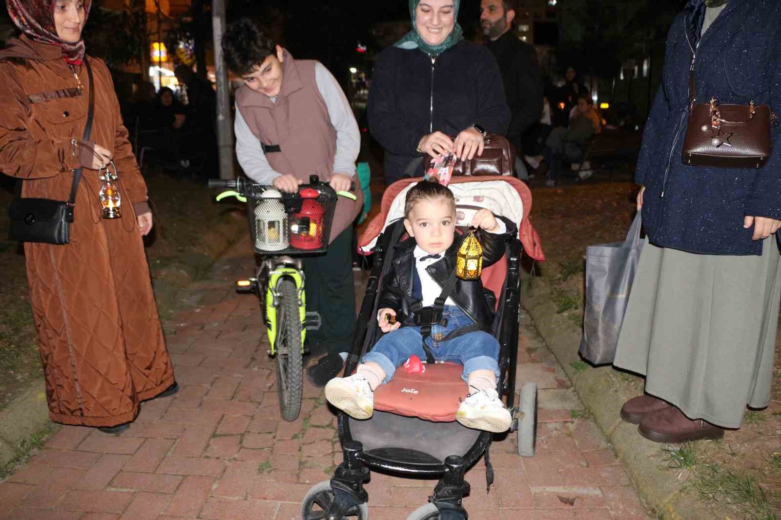 Rize’de minikler ve aileleri Ramazan ayını fener alayı ile karşıladı