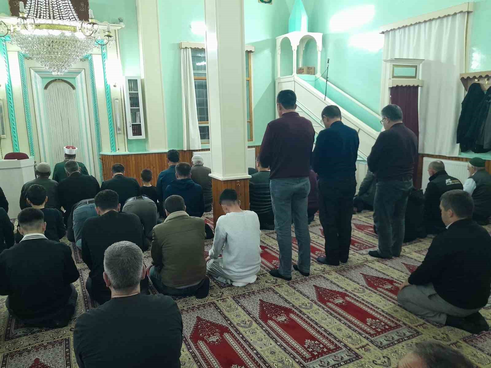 Karapınar’da ilk teravih namazı kılındı