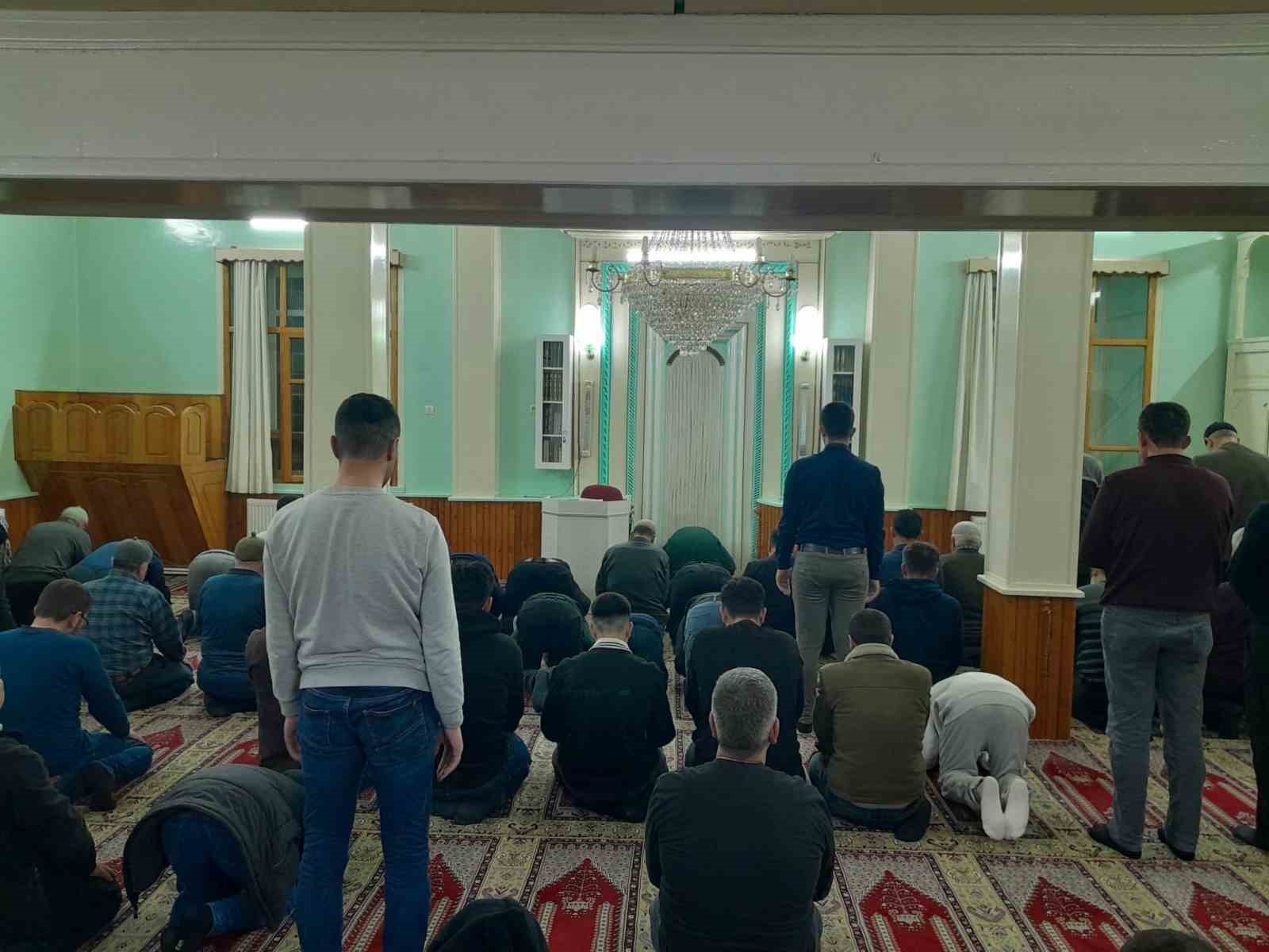 Karapınar&rsquo;da ilk teravih namazı kılındı
