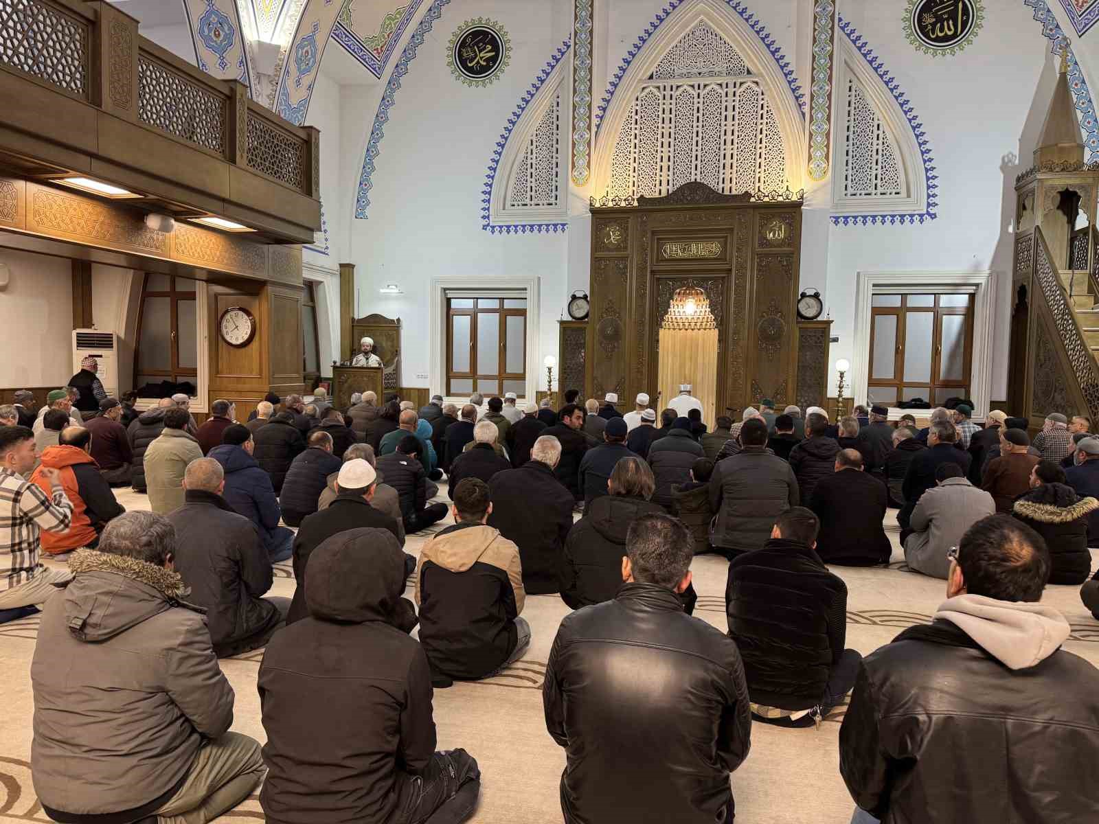 Kulu&rsquo;da ilk teravih namazında camiler doldu
