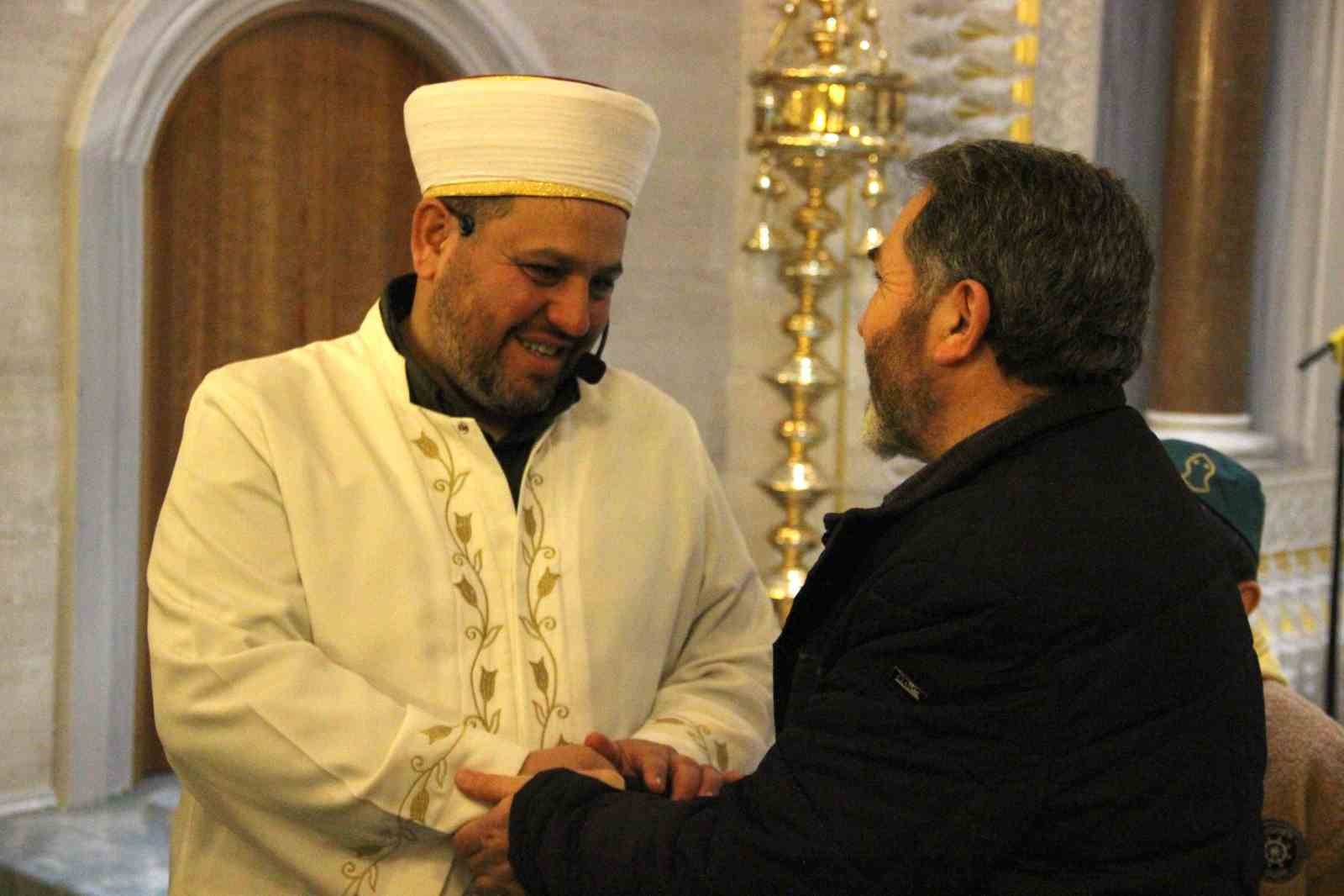 &Ccedil;orum&rsquo;da vatandaşlar ilk teravih i&ccedil;in Akşemseddin Camii&rsquo;ne akın etti
