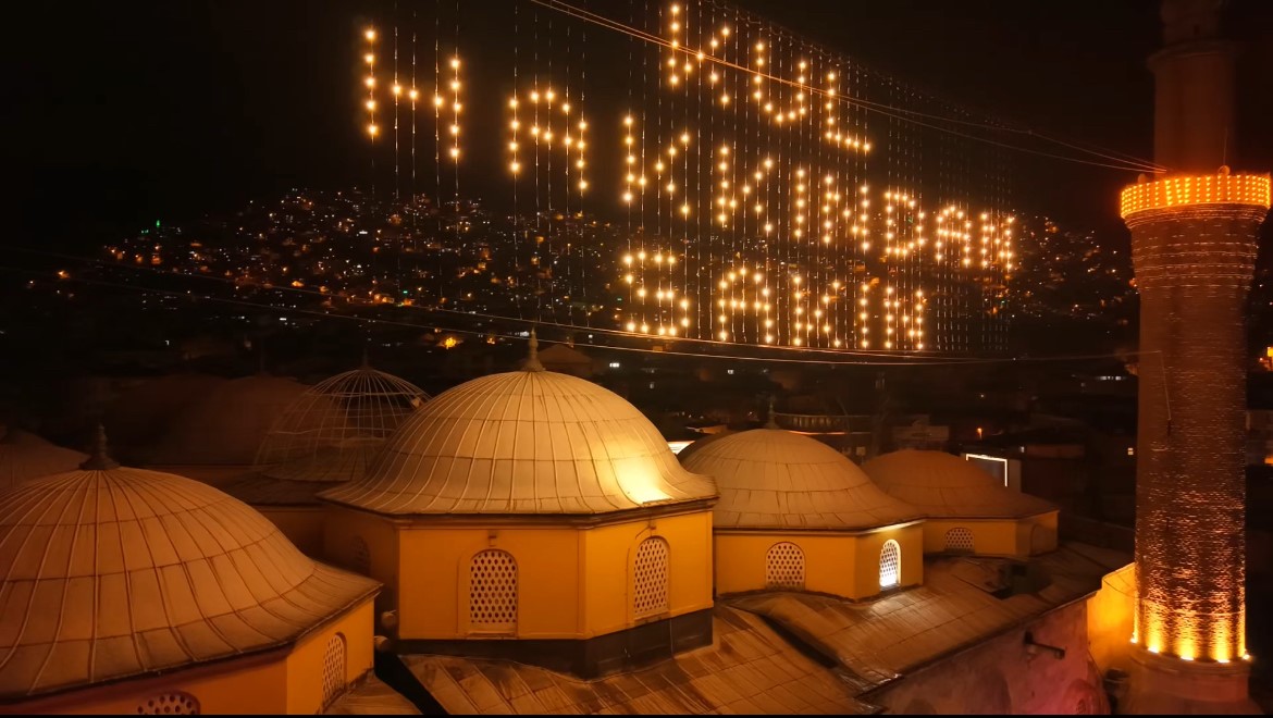 Bursa Ulu Cami&rsquo;de Ramazan mahyası: "Kul hakkından sakın"
