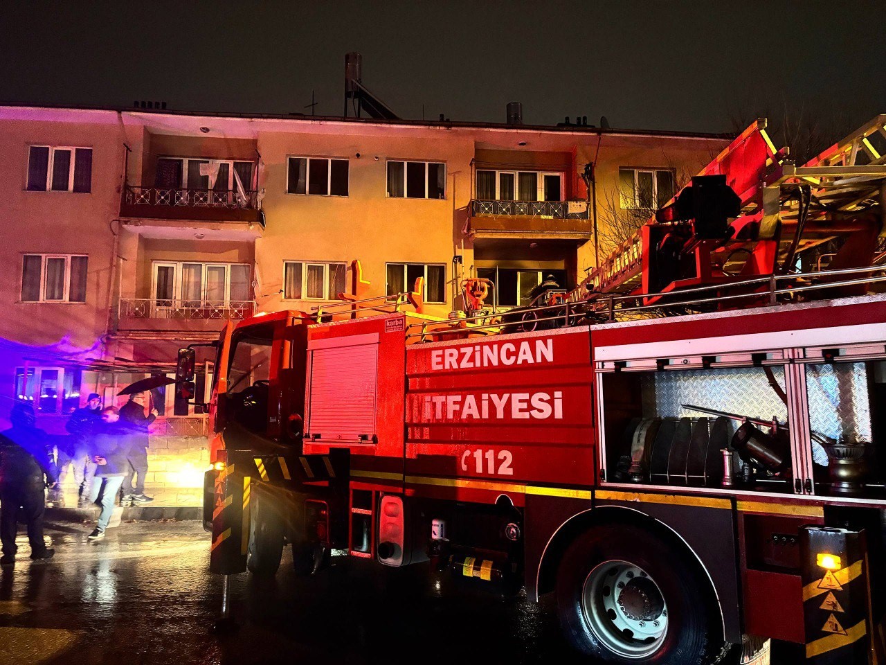 Erzincan&rsquo;da yangın: 3&rsquo;&uuml; &ccedil;ocuk 8 kişi dumandan etkilendi
