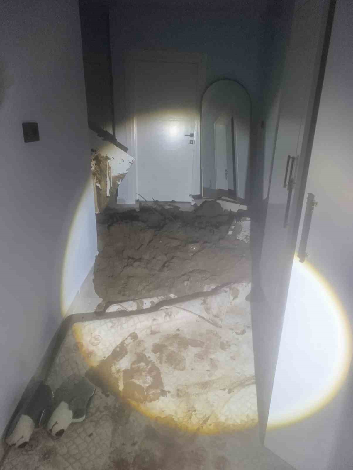 Hatay&rsquo;da heyelan: Ev ve ara&ccedil; zarar g&ouml;rd&uuml;
