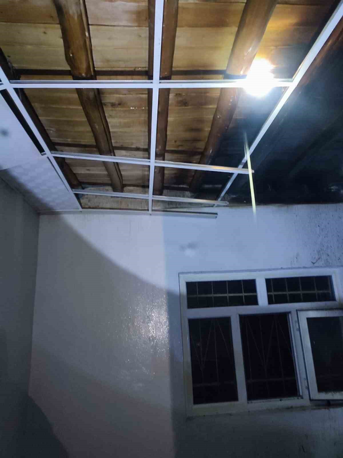 Karako&ccedil;an&rsquo;da r&uuml;zgarın tutuşturduğu bacayı itfaiye ekipleri s&ouml;nd&uuml;rd&uuml;
