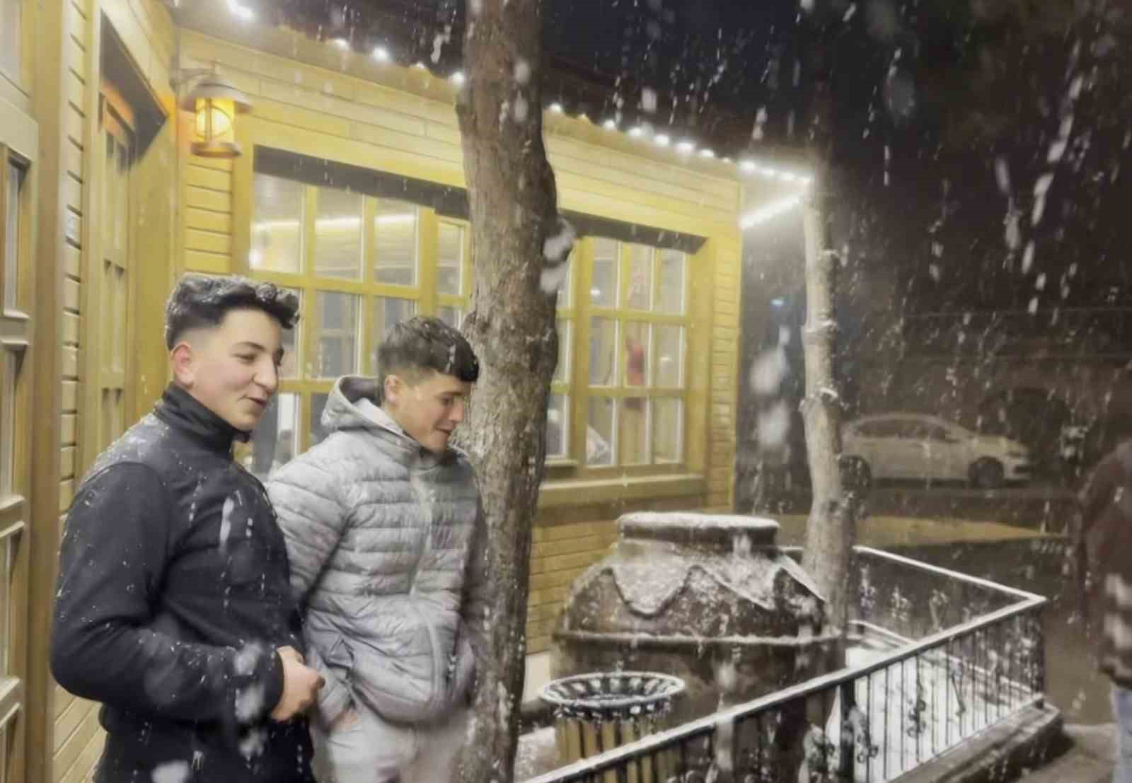 Aksaray’ın Güzelyurt ilçesinde kar yağışı etkili oluyor