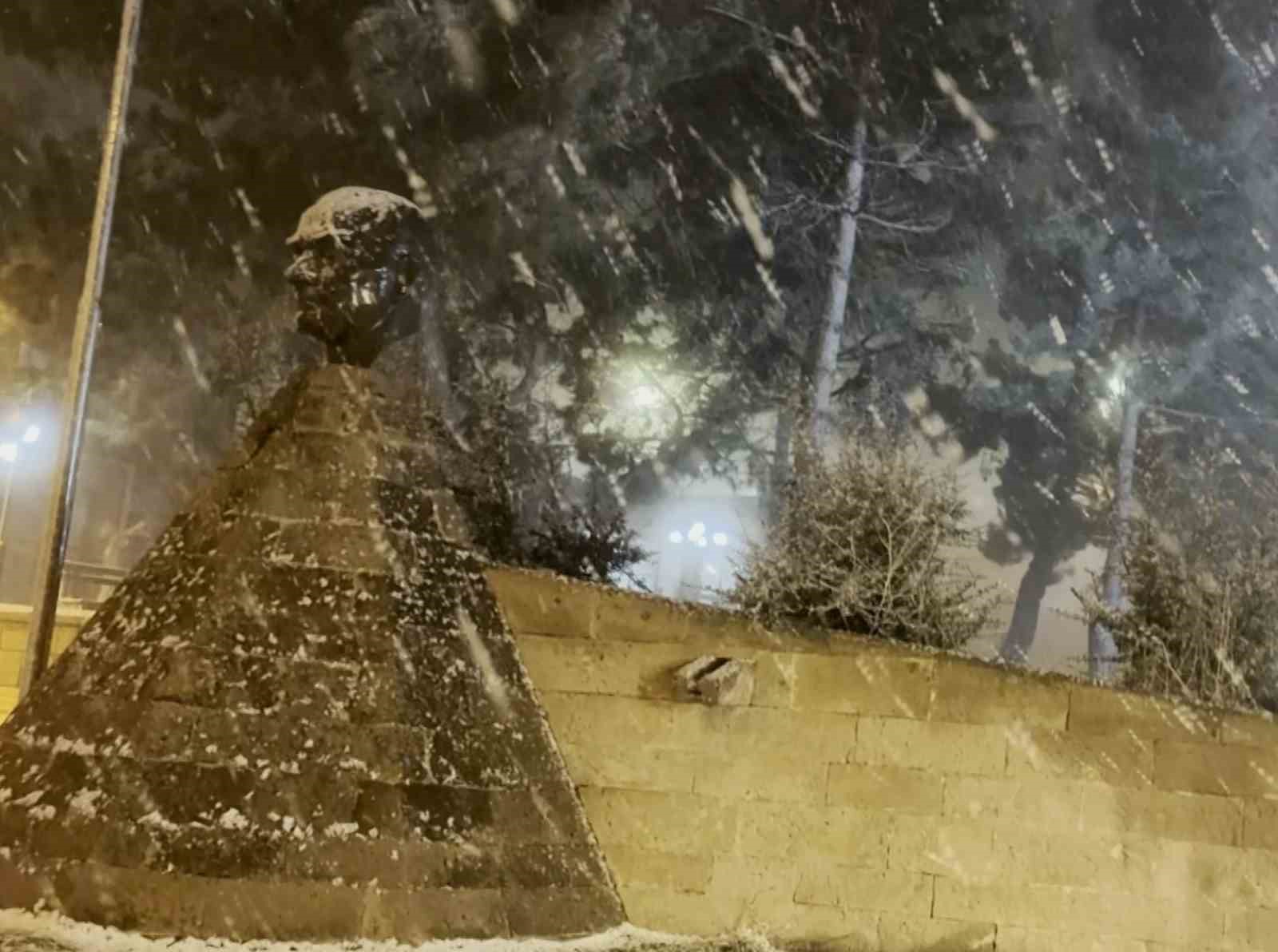 Aksaray&rsquo;ın G&uuml;zelyurt il&ccedil;esinde kar yağışı etkili oluyor
