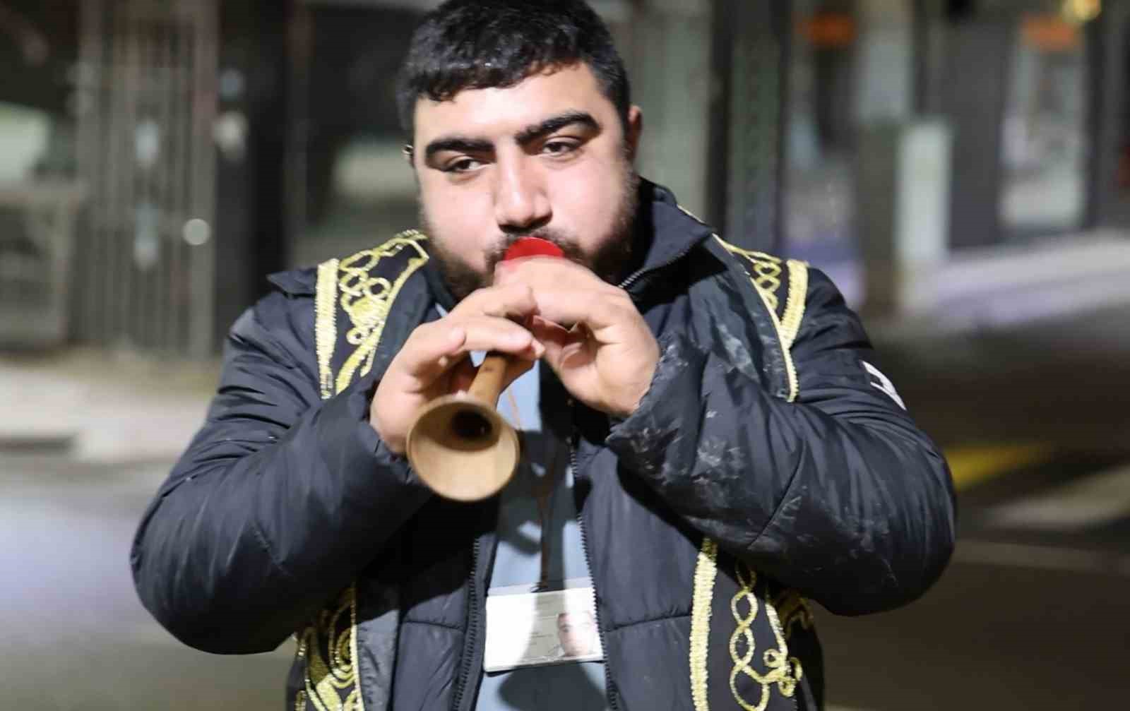 Aksaray&rsquo;da Ramazan davulcuları hafif kar yağışı altında sahur mesaisine başladı
