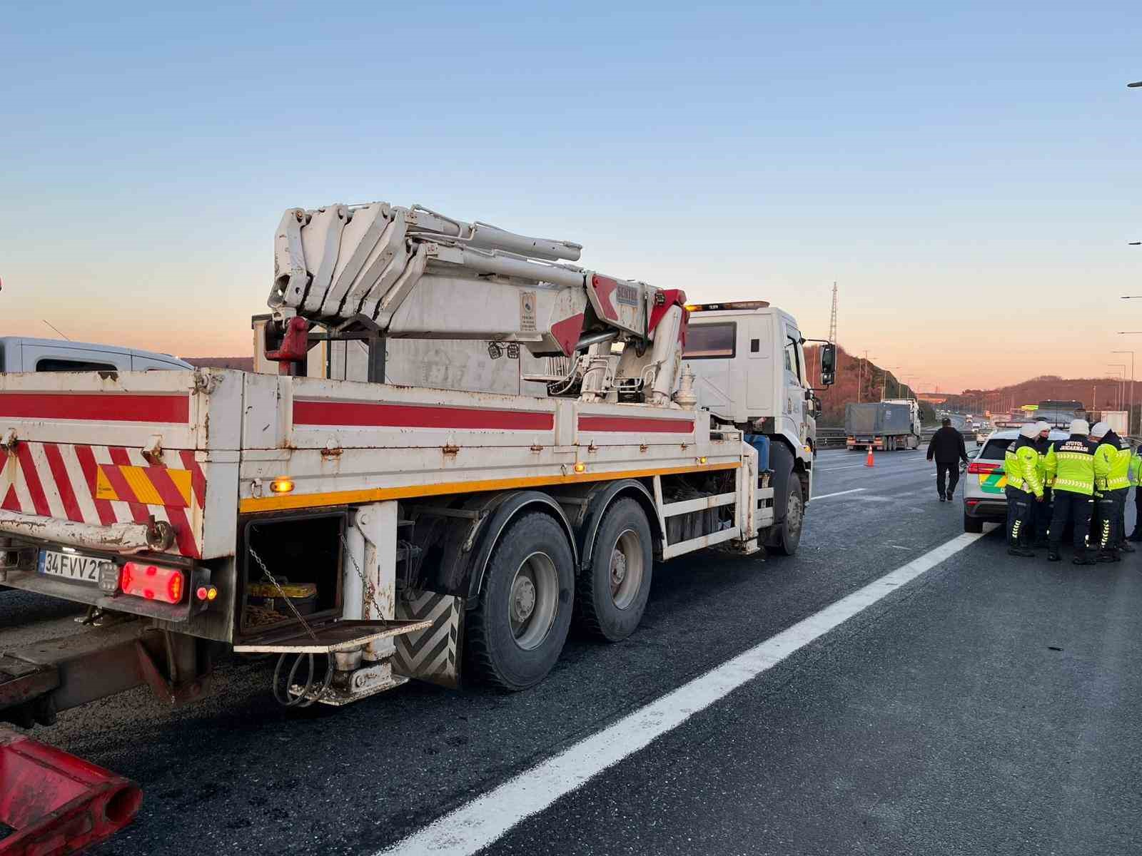 Kuzey Marmara Otoyolu&rsquo;nda kamyon tıra arkadan &ccedil;arptı: 1 yaralı
