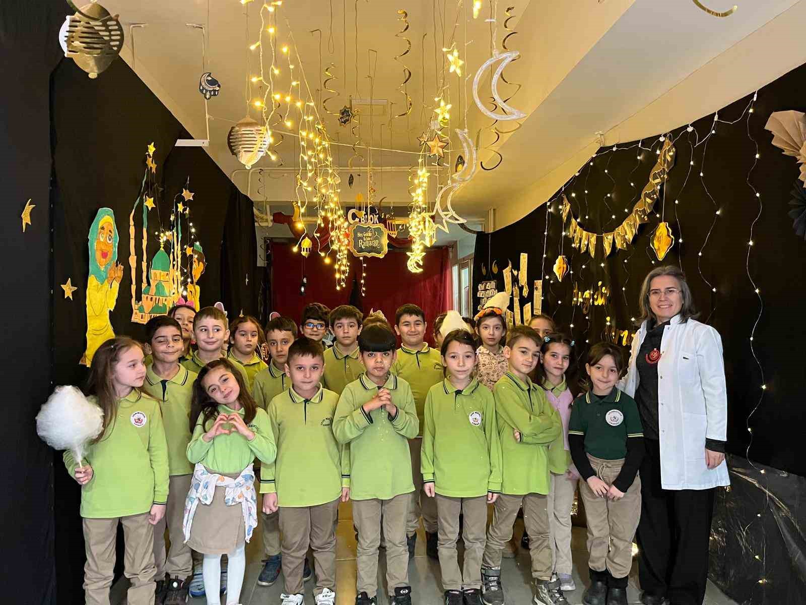 İlkokul koridorunda Ramazan Sokağı coşkusu