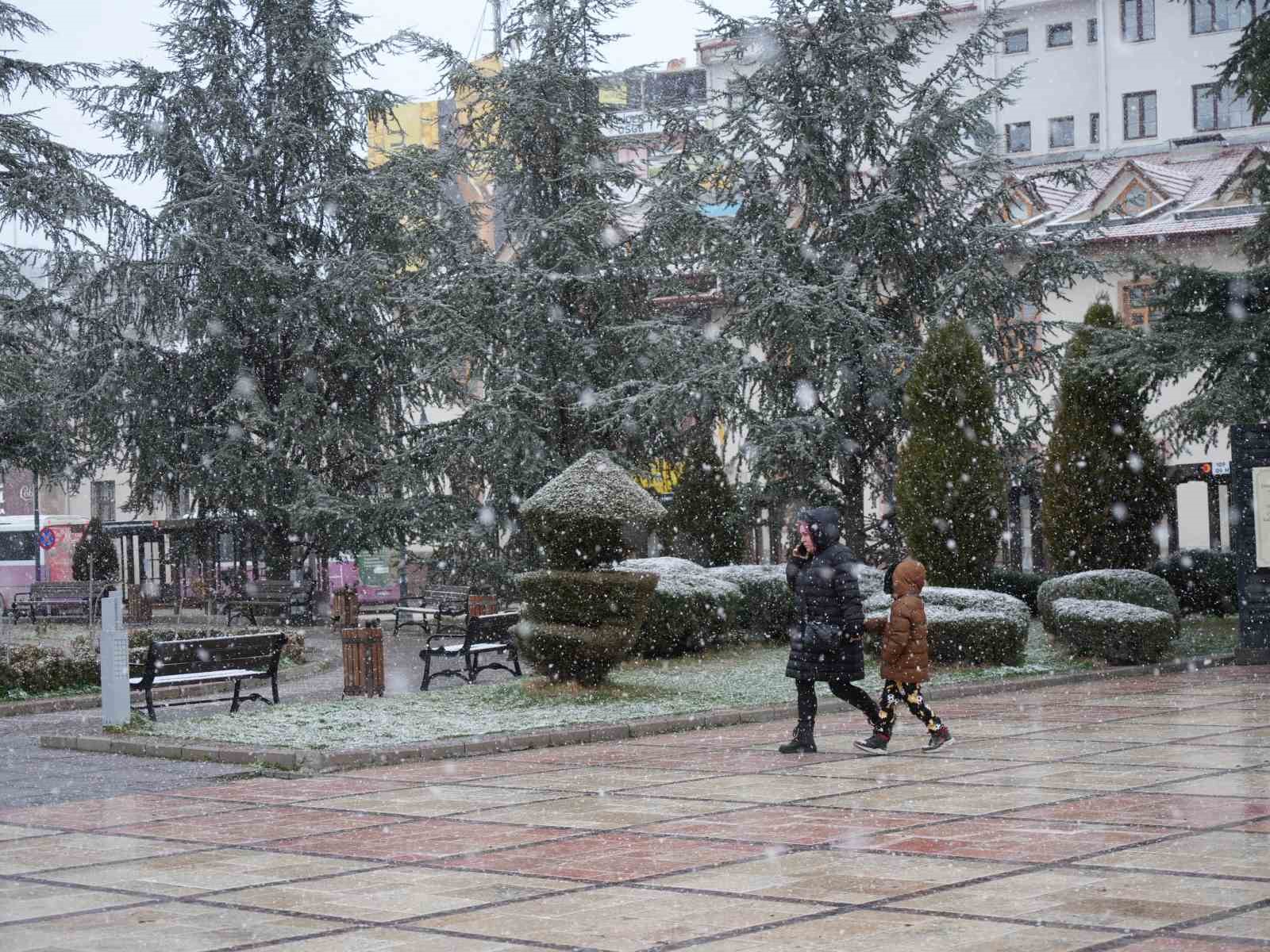 Kastamonu’da vatandaşlar, Ramazan ayının ilk gününe kar yağışıyla uyandı