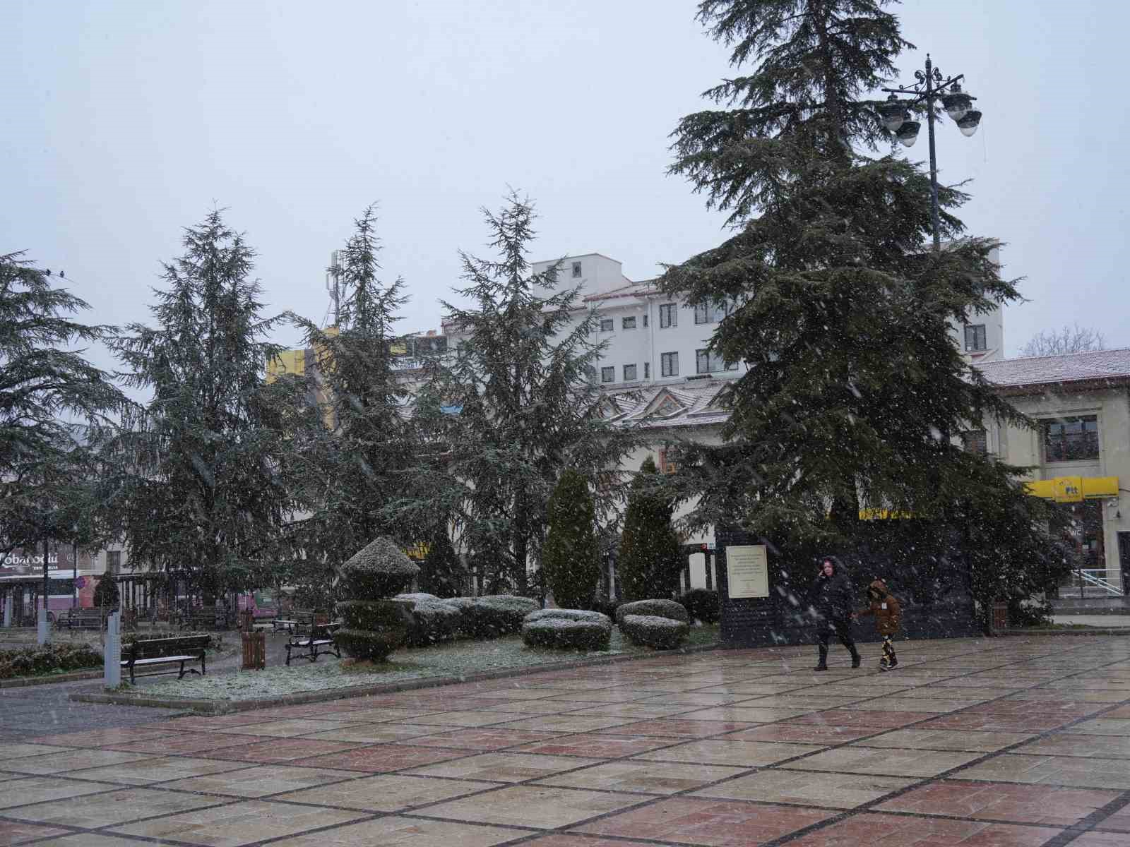 Kastamonu’da vatandaşlar, Ramazan ayının ilk gününe kar yağışıyla uyandı