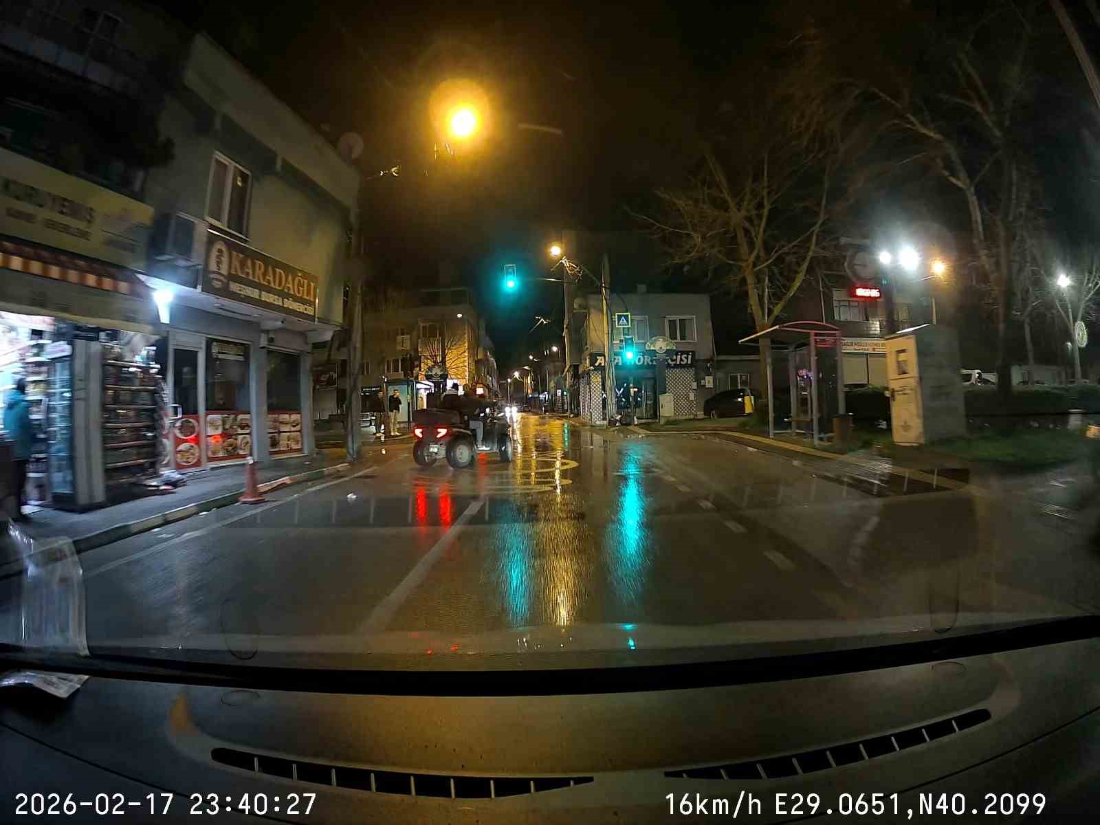 Ana caddeyi drift parkuruna &ccedil;evirdi, facianın eşiğinden b&ouml;yle d&ouml;nd&uuml;
