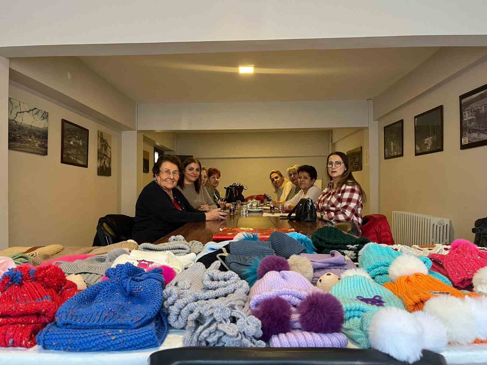 Kırşehir’de örülen atkı ve bereler lösemi tedavisi gören çocuklara gitti