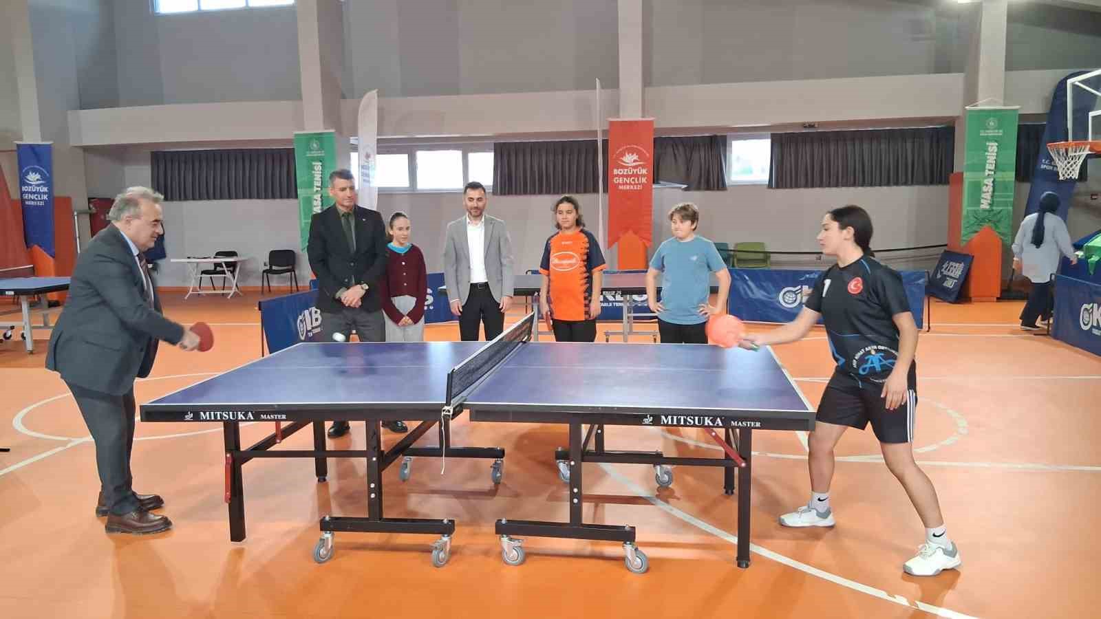 Kaymakam &Ouml;zt&uuml;rk Boz&uuml;y&uuml;k Gen&ccedil;lik ve Spor Merkezi&rsquo;nde &ouml;ğrencilerle buluştu
