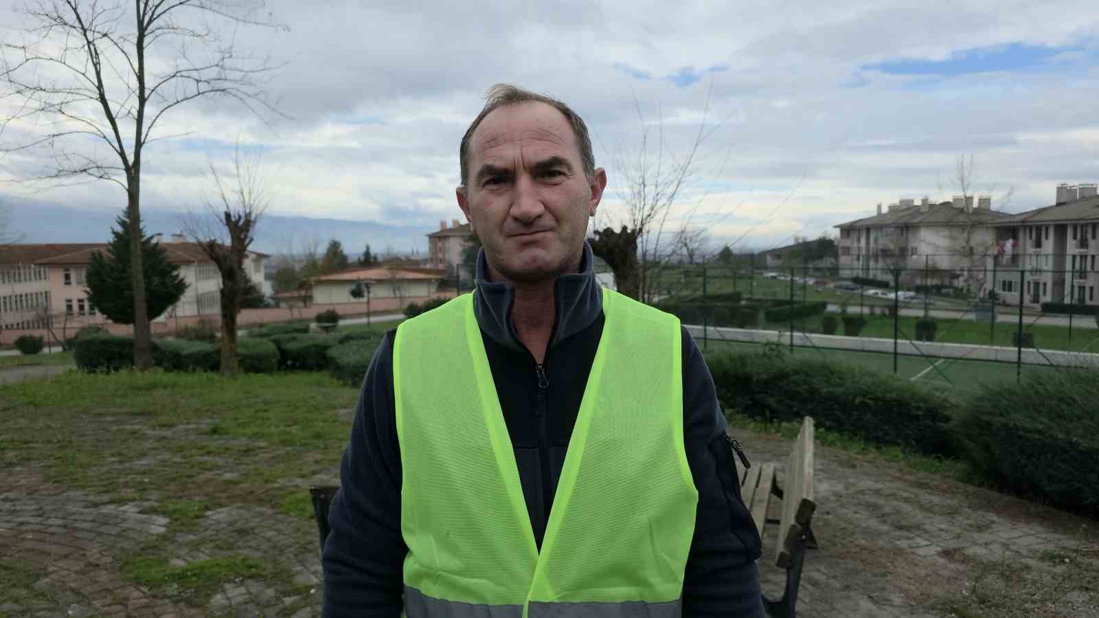 Temizlik işçisi, çalılıklar arasında bulduğu Türk bayrağını yerde bırakmadı