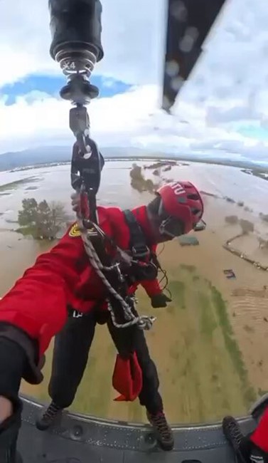 Taşkında mahsur kalan vatandaşın kurtarılma anları jandarma kamerasına yansıdı