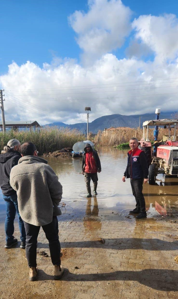 Aşırı yağışlar sonrası S&ouml;ke&rsquo;de hayvanlar g&uuml;venli b&ouml;lgelere alındı
