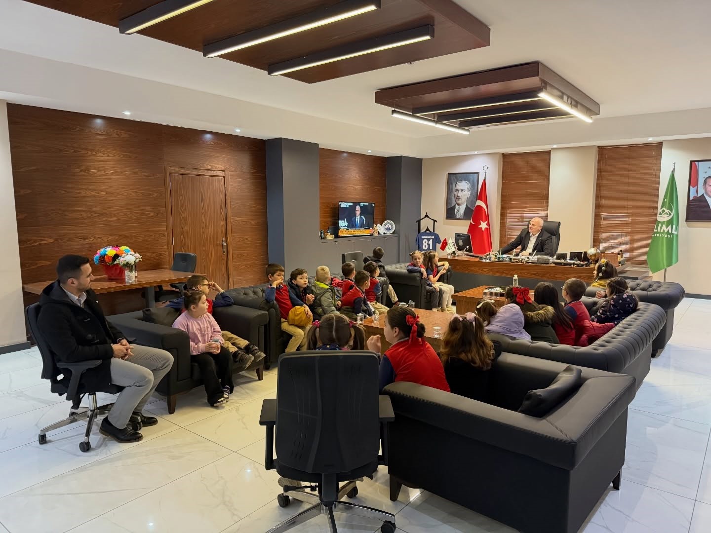 Başkan Yıldız, minik &ouml;ğrencileri belediyede ağırladı
