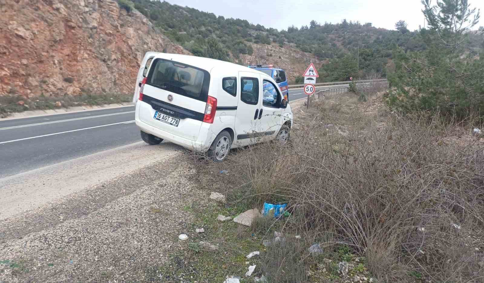 Bilecik&rsquo;te kontrolden &ccedil;ıkan ara&ccedil; ref&uuml;je &ccedil;arparken, s&uuml;r&uuml;c&uuml;s&uuml; yaralandı
